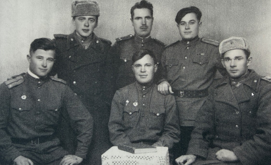 Серафим Низгодяев (крайний справа) с боевыми товарищами 
